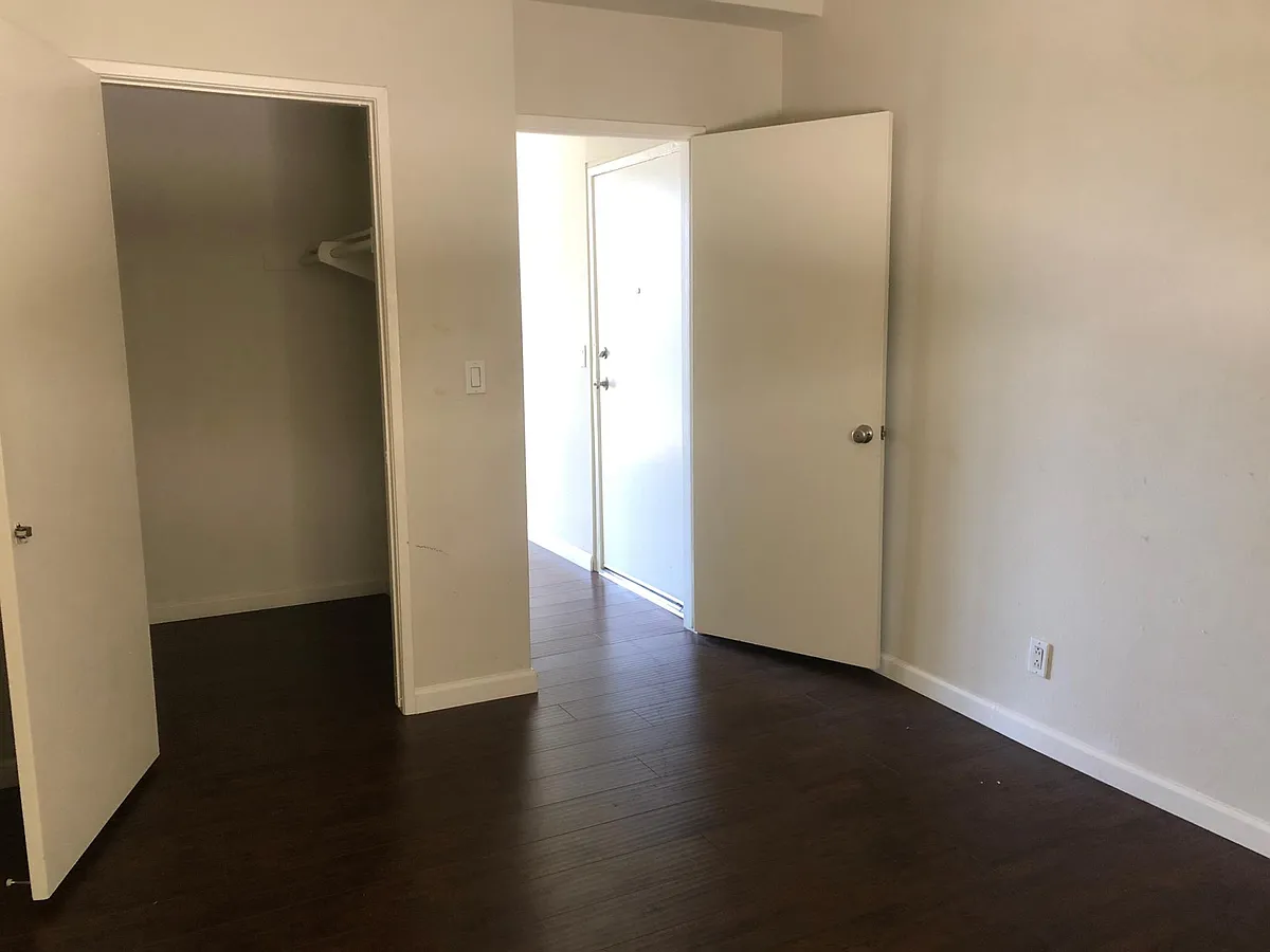 Building Photo - 11925 Riverside Dr #11