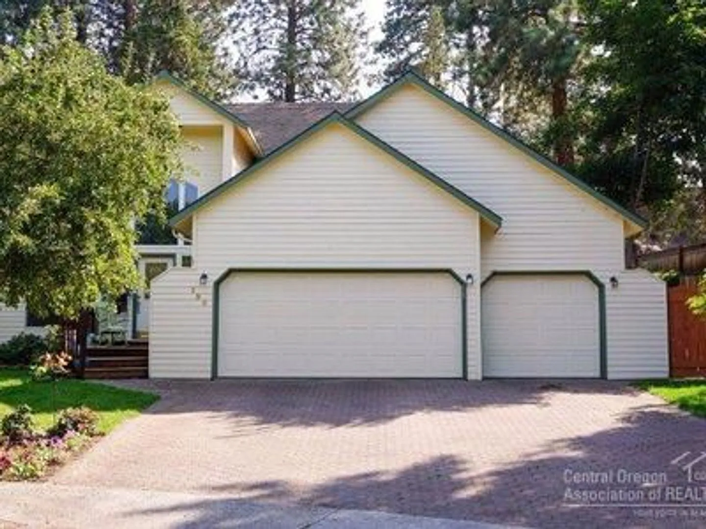Spacious 4 Bed/2.5 Bath Home on Cul-De-Sac - NE Bend — Photo 3