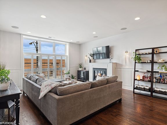 2nd image of 2441 W Belmont Ave APT 2E