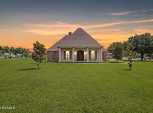 1009 Bayou Oaks Rd, Breaux Bridge, LA 70517