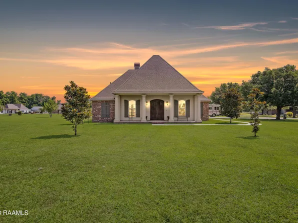 1009 Bayou Oaks Rd, Breaux Bridge, LA 70517