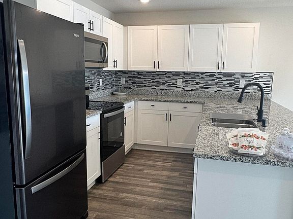 3rd image of 575 RIVER HILL Drive