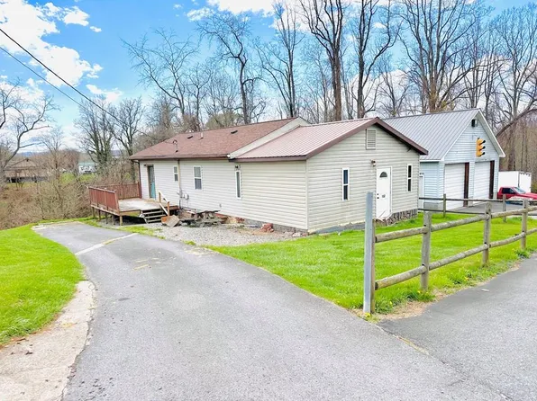 132 Slaven Ln, Oak Hill, WV 25901
