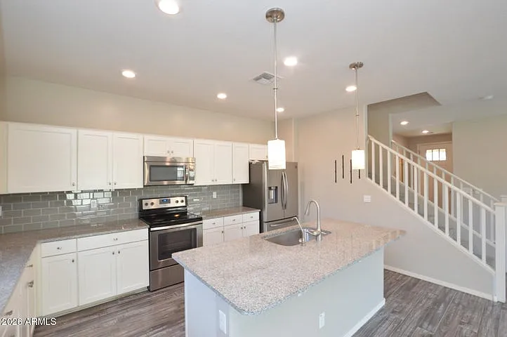 3 bed, 1945 sqft, $2,545 — Photo 4