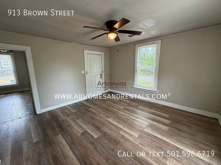 913 Brown Street | ~ 2 Bedrooms | ~ 1 Bathroom ~ 1/2 Off First Month's Rent — Photo 2