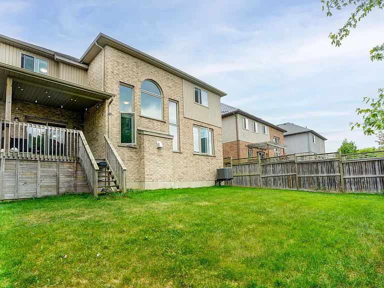 2200 Dogwood Cres — Photo 44