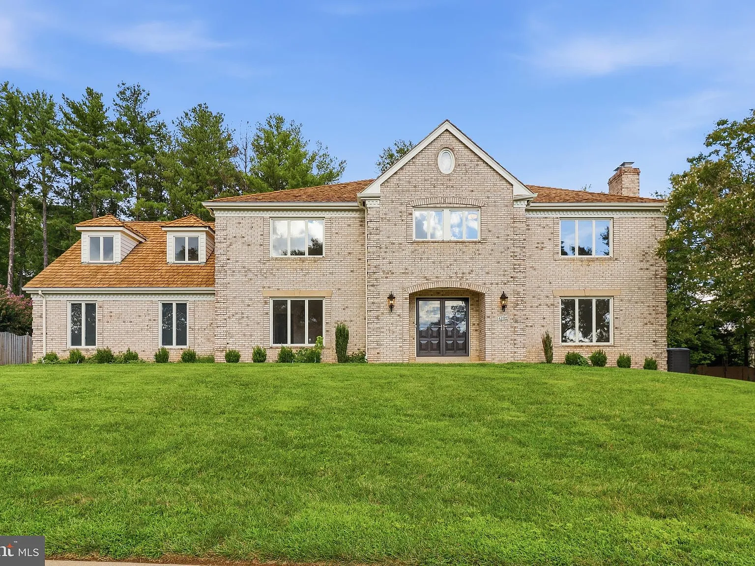 5 bed, 4.5 bath, 4275 sqft, $8,000 — Photo 2