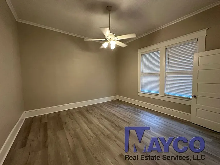 442 Robinson Pl — Photo 4