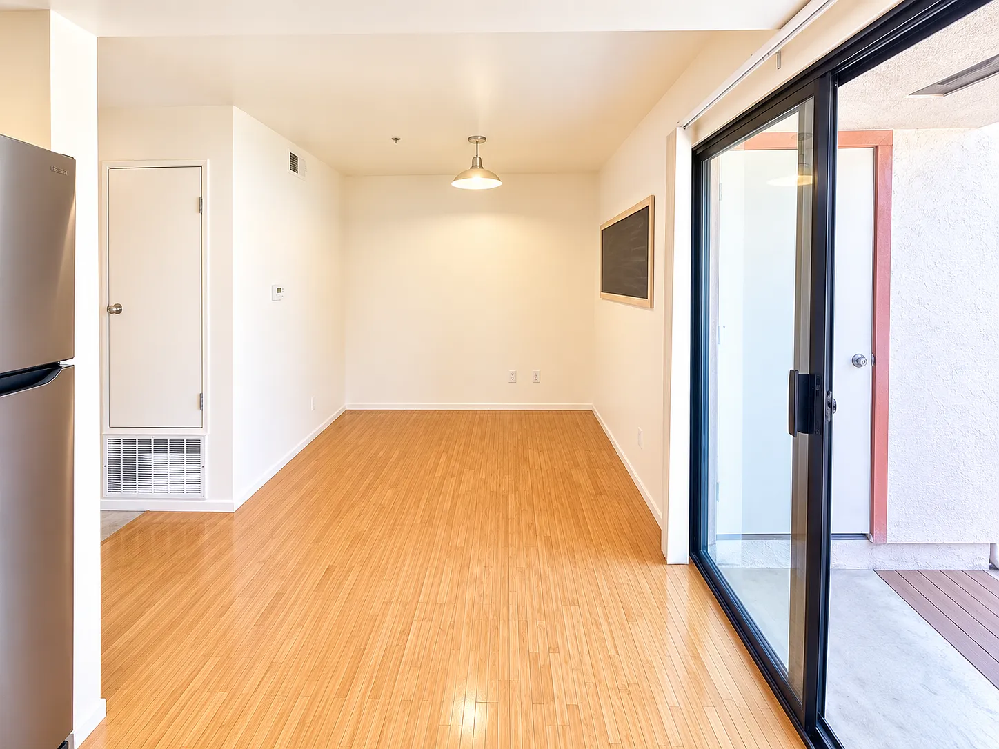 3 bed, 2.5 bath, 1500 sqft, $4,500 — Photo 2