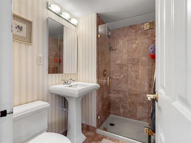 2 Hawthorne Pl #17M — Photo 16
