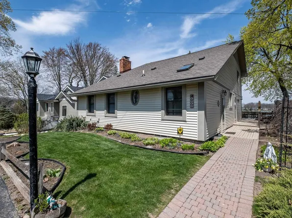 4040 Lark Ave, Waterford, MI 48328