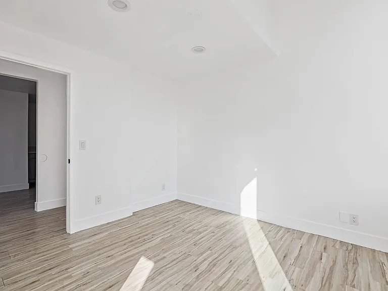 850 N Van Ness Ave — Photo 31