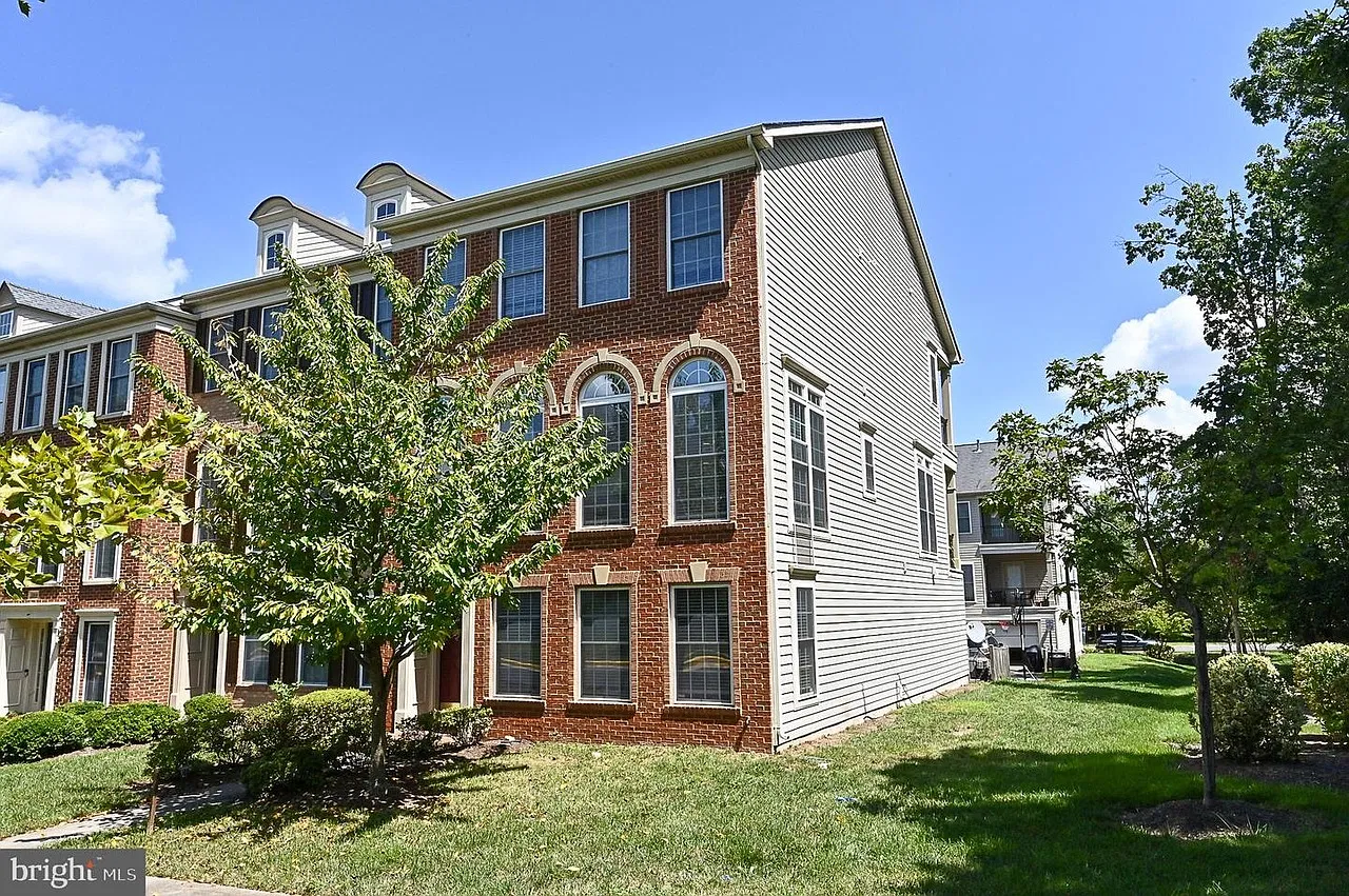 3 bed, 2454 sqft, $3,500 — Photo 1