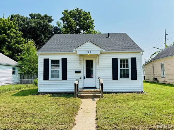 304 N 3rd St, Elsberry, MO 63343