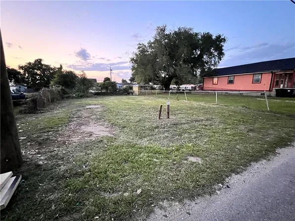 2410 Caluda Ln, Violet, LA 70092