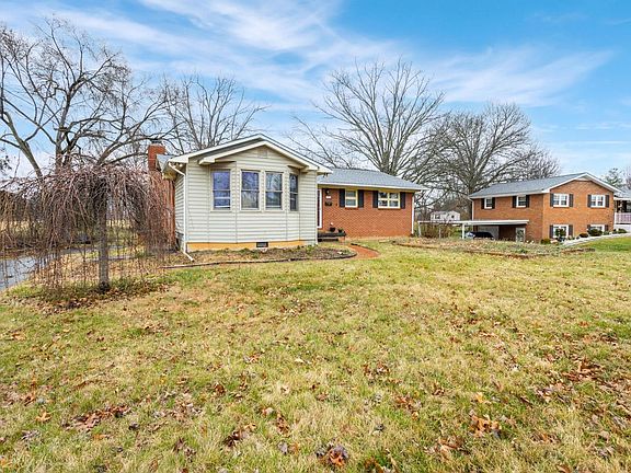 3rd image of 2511 Larkspur Dr