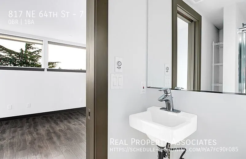 Affordable studio near Greenlake & Roosevelt Light rail — Photo 4