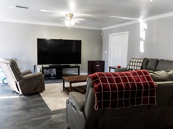 4th image of 808 NW 9th St