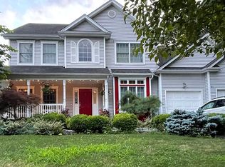 51 Oak Crest Dr, Huntington Station, NY 11746