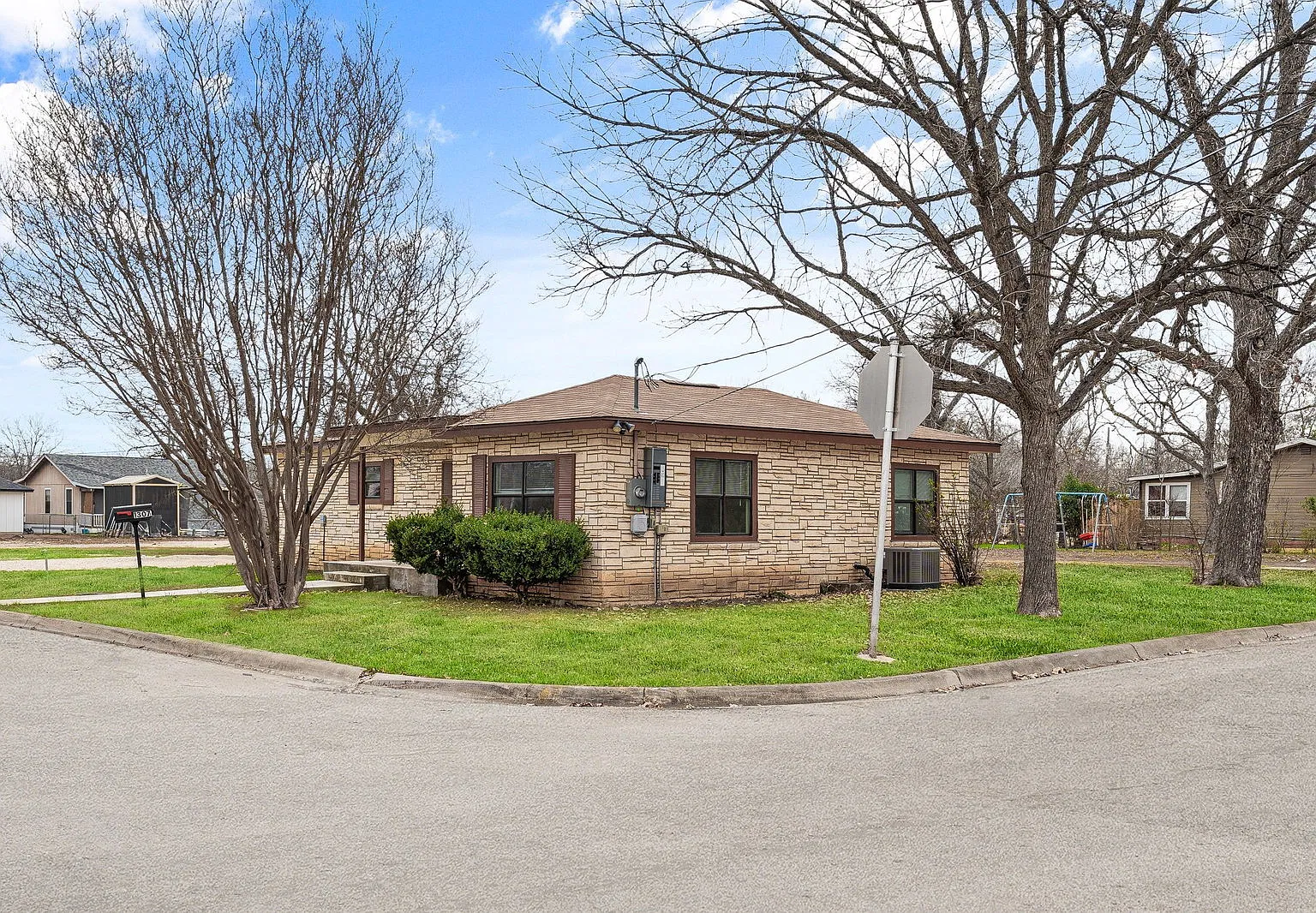 3 bed, 1.0 bath, 936 sqft, $1,300 — Photo 3