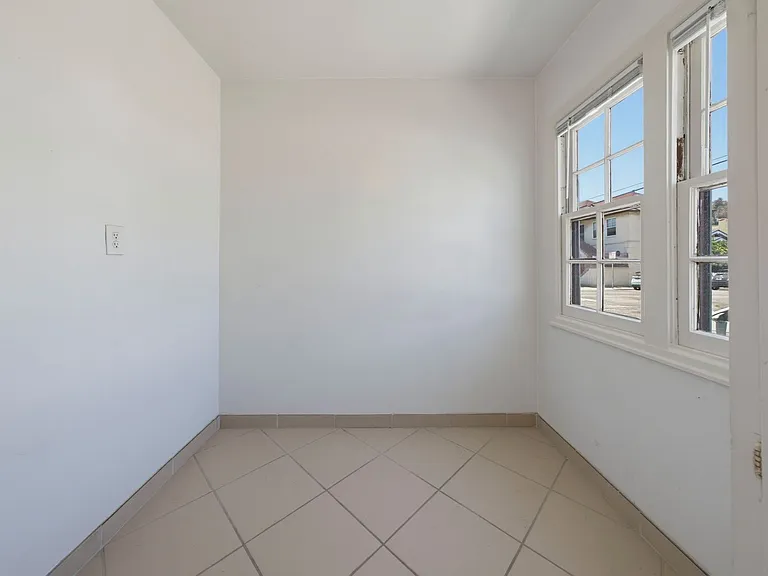 86 Bennett Ave — Photo 3