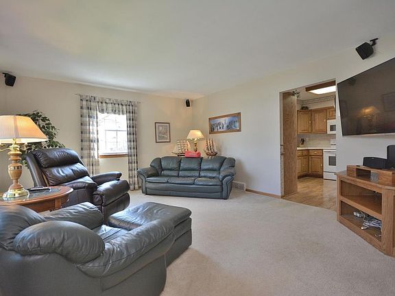 3rd image of 472 N Hine Ave #474
