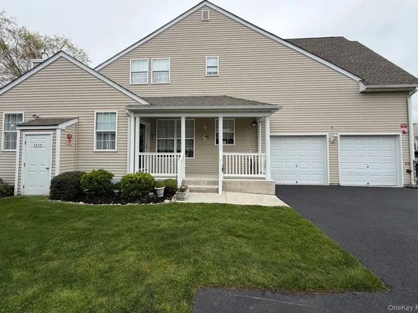 19 Meadow Pond Circle, Miller Place, NY 11764