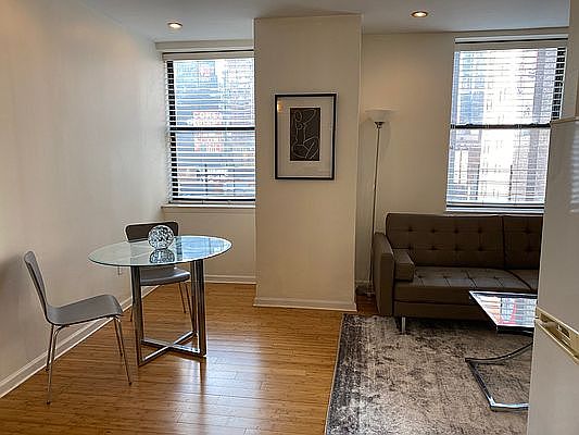 2nd image of 150 W 51st St APT 911