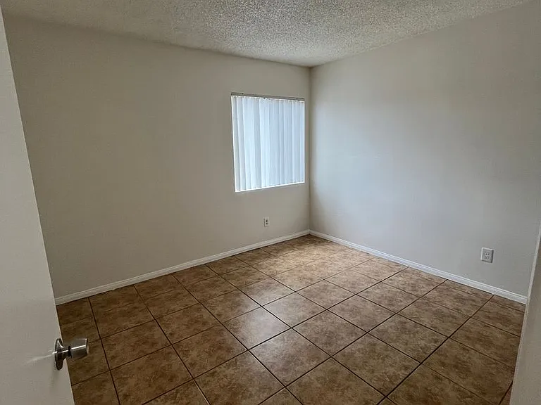 4810 N Vincent Ave — Photo 6