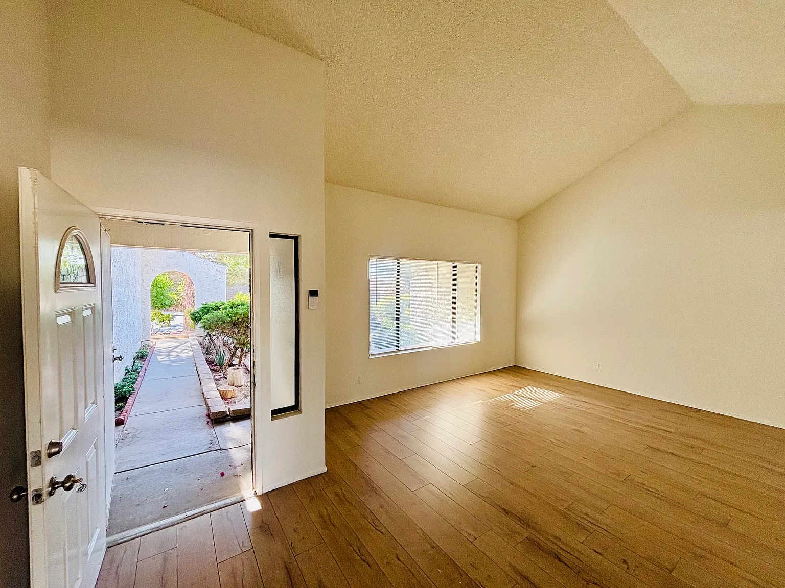 3 bed, 1422 sqft, $2,699 — Photo 3