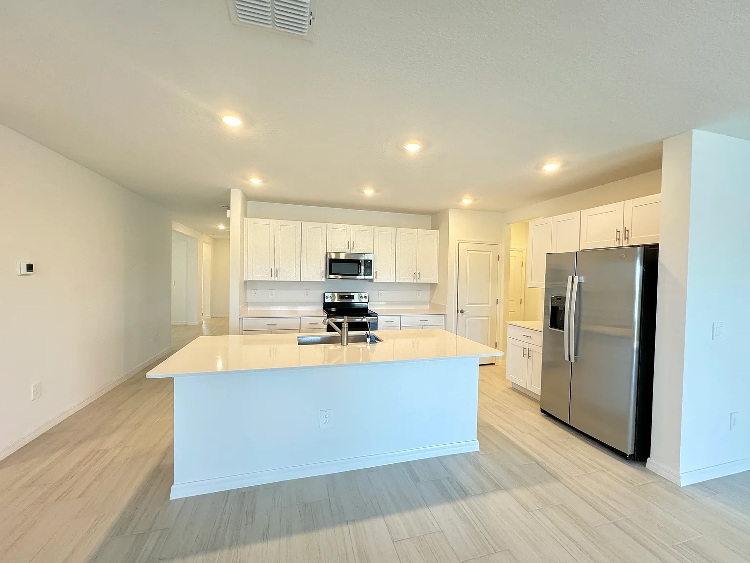 6 bed, 3326 sqft, $3,400 — Photo 3