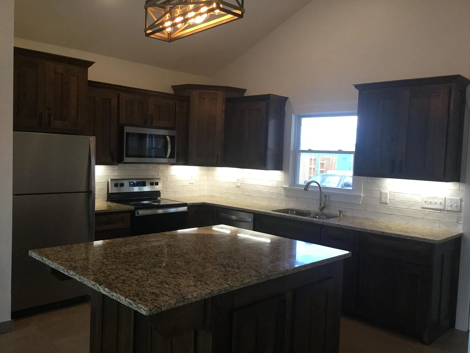 2 bed, 1075 sqft, $1,600 — Photo 3