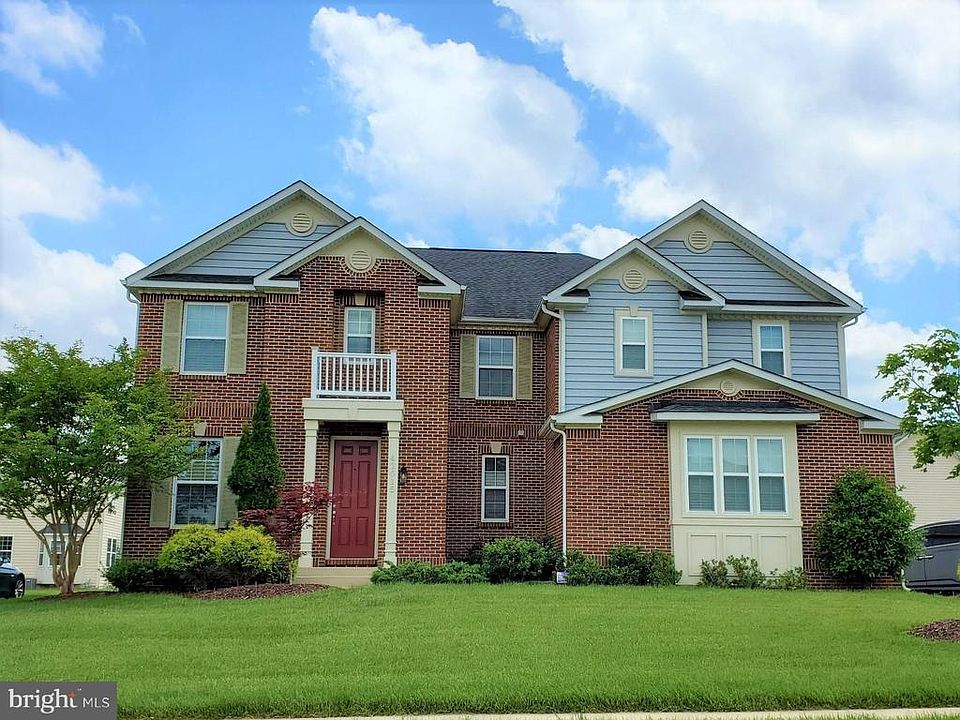 Beautiful Home with 6 Bedrooms & 4.5 Bathrooms