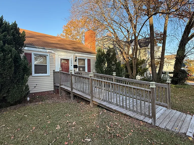 1004 Hugo St — Photo 2