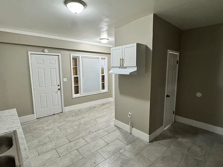919 N Willett St — Photo 10