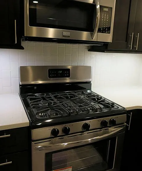 gas range with a center stove top burner for griddle