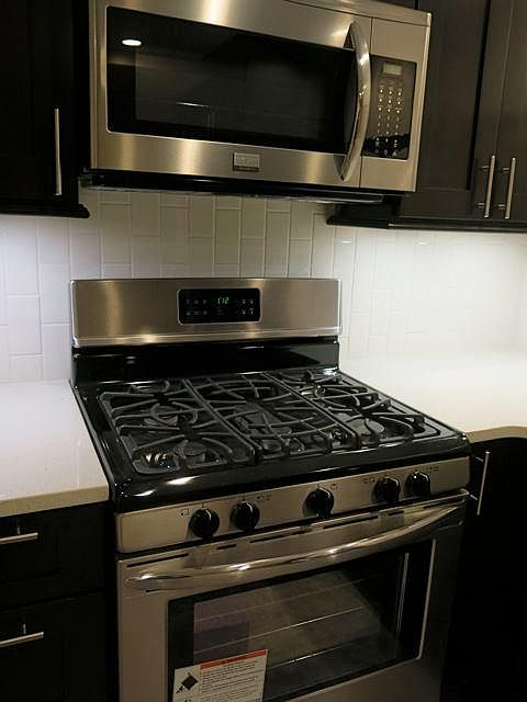 gas range with a center stove top burner for griddle