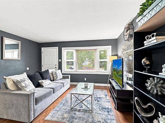 3rd image of 110 Saint Madeleine Ln