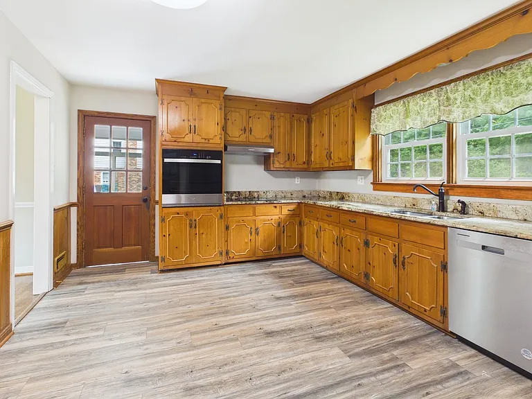1519 Chauncey Ln — Photo 21