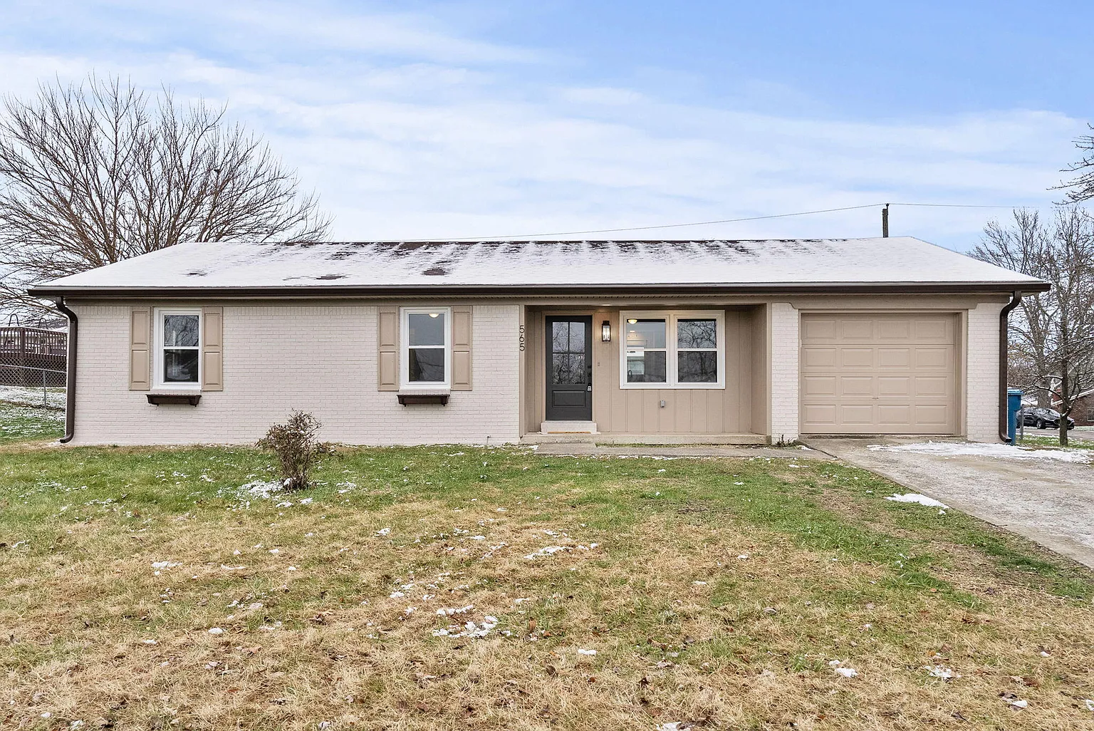 565 Ada Dr photo 1