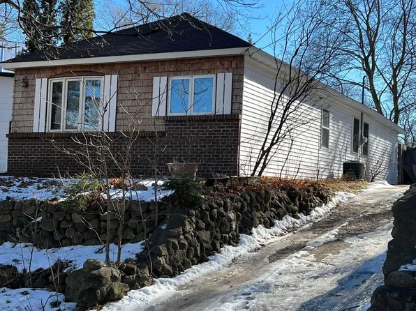 E1647 Grandview Rd, Waupaca, WI 54981