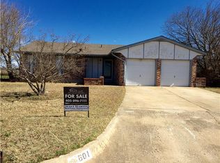601 SW 25th St, Moore, OK 73160
