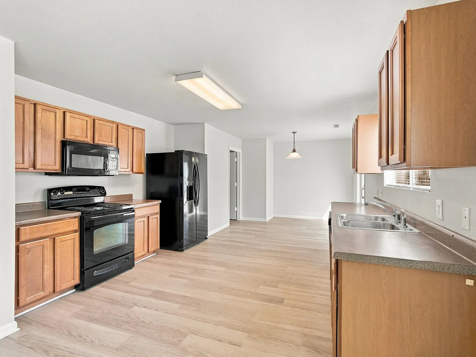 4 bed, 2548 sqft, $1,800 — Photo 2