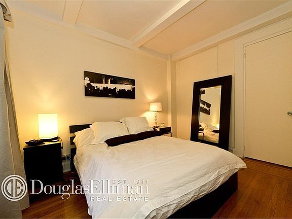3rd image of 140 W 55th St APT 6a