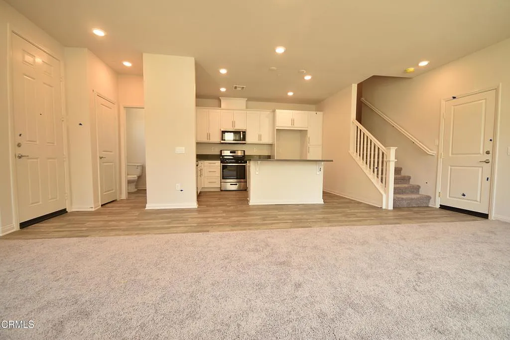 3 bed, 2.5 bath, 1619 sqft, $3,800 — Photo 2