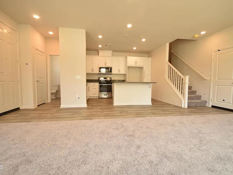 656 Martina St — Photo 2