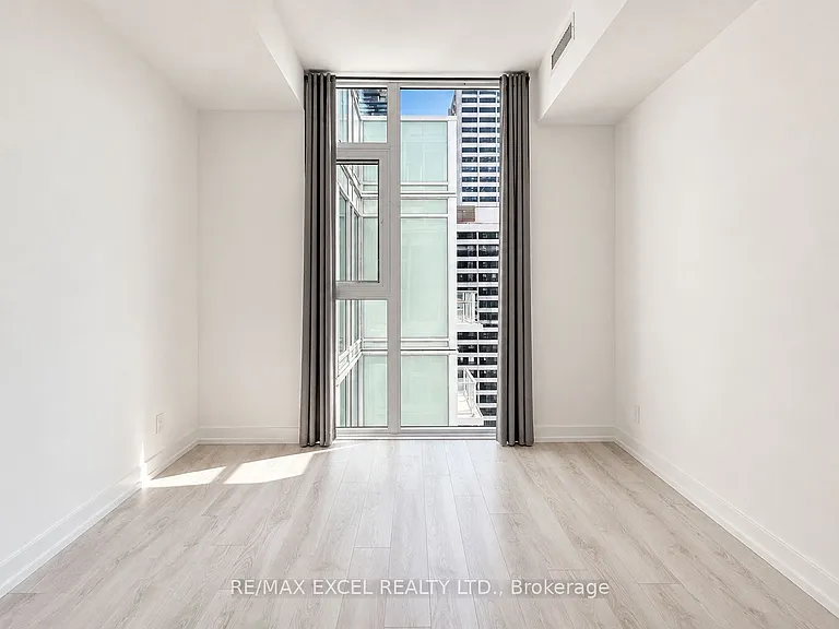 33 Helendale Ave #1012 — Photo 13