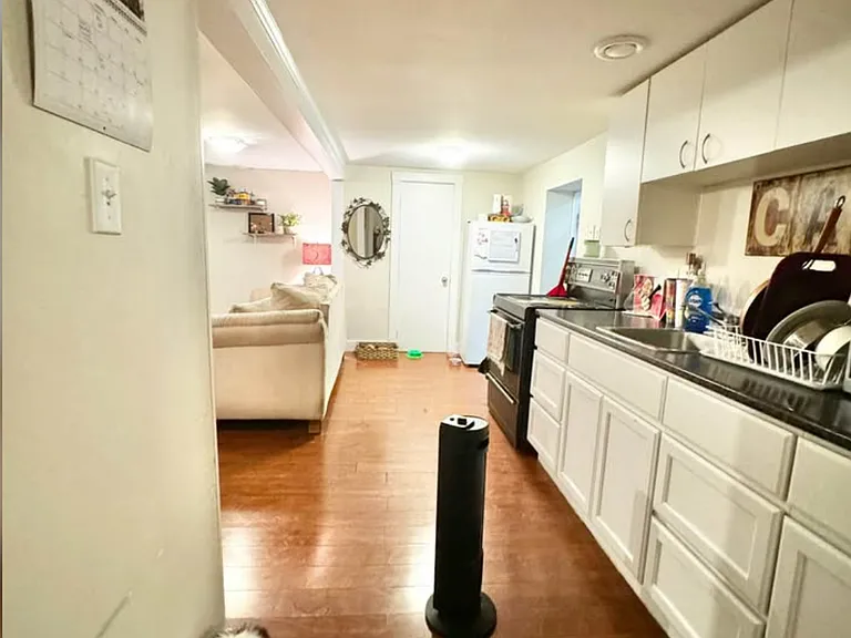 998 Smythe St — Photo 2