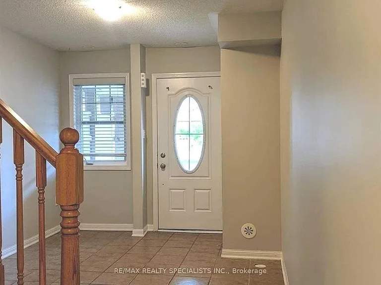 826 Fowles Ct — Photo 3