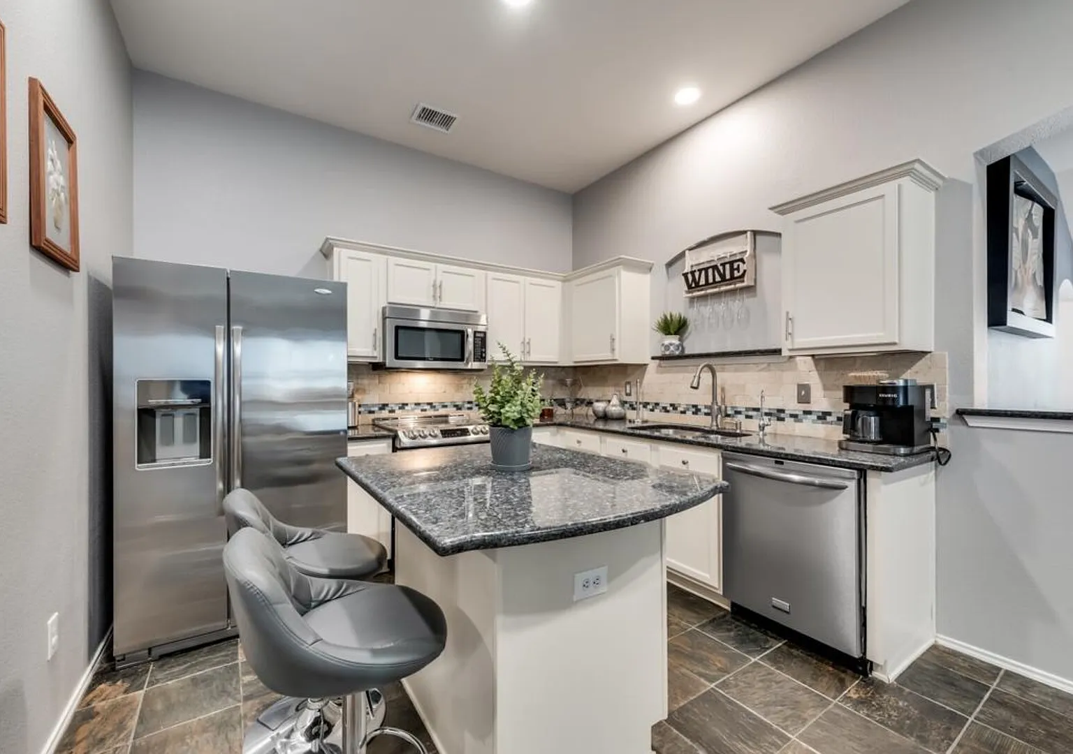 GP020 World Cup Stay - 10min to AT&T - Sleeps 6 - Free Parking — Photo 3